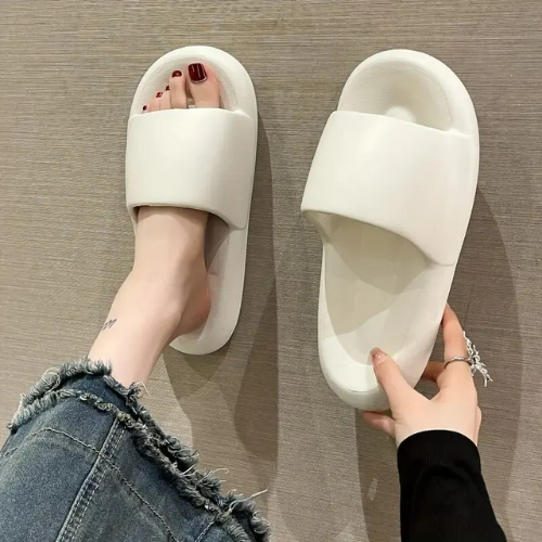 Os Chinelos Nuvem da linha Softys oferecem uma experiência de conforto excepcional para mulheres e homens. Sandálias Nuvem  Sandálias Macias  Chinelos Pantufa  Chinelos Macios  Chinelos De Nuvem  Chinelo Nuvem Verde  Chinelo Nuvem Preto  Chinelo Nuvem Laranja  Chinelo Nuvem Cáqui  Chinelo Nuvem Branco  Chinelo Nuvem  Chinelo Moderno  Chinelo Macio  Chinelo Antiqueda  Chinelo Anti Derrapante  Chinelo Nuvem Feminino e Masculino Macios e Antiderrapantes - Deluzen