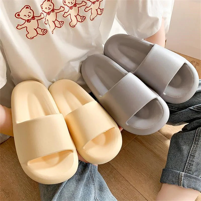 Os Chinelos Nuvem da linha Softys oferecem uma experiência de conforto excepcional para mulheres e homens. Sandálias Nuvem  Sandálias Macias  Chinelos Pantufa  Chinelos Macios  Chinelos De Nuvem  Chinelo Nuvem Verde  Chinelo Nuvem Preto  Chinelo Nuvem Laranja  Chinelo Nuvem Cáqui  Chinelo Nuvem Branco  Chinelo Nuvem  Chinelo Moderno  Chinelo Macio  Chinelo Antiqueda  Chinelo Anti Derrapante  Chinelo Nuvem Feminino e Masculino Macios e Antiderrapantes - Deluzen