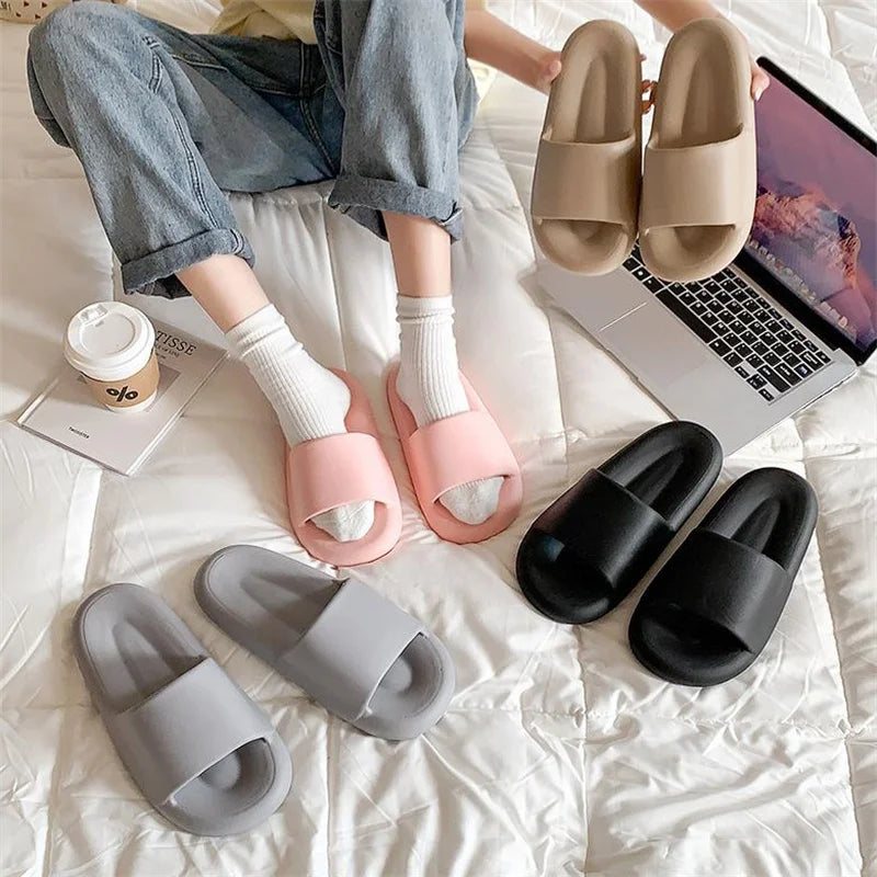 Os Chinelos Nuvem da linha Softys oferecem uma experiência de conforto excepcional para mulheres e homens. Sandálias Nuvem  Sandálias Macias  Chinelos Pantufa  Chinelos Macios  Chinelos De Nuvem  Chinelo Nuvem Verde  Chinelo Nuvem Preto  Chinelo Nuvem Laranja  Chinelo Nuvem Cáqui  Chinelo Nuvem Branco  Chinelo Nuvem  Chinelo Moderno  Chinelo Macio  Chinelo Antiqueda  Chinelo Anti Derrapante  Chinelo Nuvem Feminino e Masculino Macios e Antiderrapantes - Deluzen
